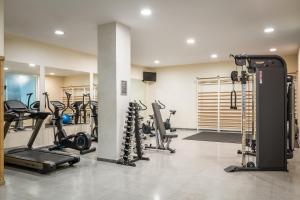 een fitnessruimte met loopbanden en cardio-apparatuur in een kamer bij ALEGRIA Caprici Verd in Santa Susanna