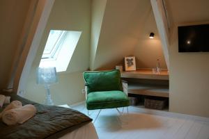 Un pat sau paturi într-o cameră la Maison d'hôtes du Jardin