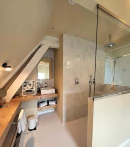 La salle de bains est pourvue d'une douche, d'un lavabo et de toilettes. dans l'établissement Maison d'hôtes du Jardin, à Saint-Valery-sur-Somme