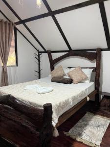 een slaapkamer met een bed in een tent bij Monte Verde Hostal in El Zaino