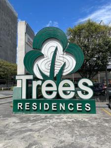 馬尼拉的住宿－JA1 STAYCATION at TREES RESIDENCE，停车场的女妓保护区标志