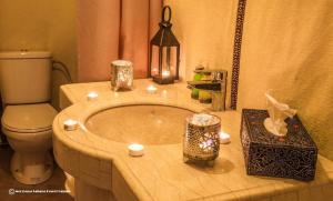 Ένα μπάνιο στο Merzouga Luxury Sahara Camps