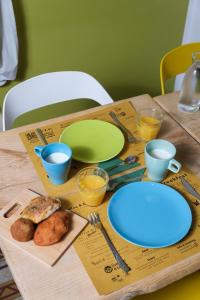 una mesa de madera con platos y pan azules y verdes en Ai Vicerè, en Palermo