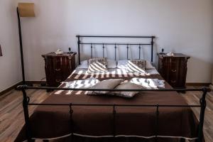 um quarto com uma cama com uma estrutura de metal em Un posto al sole - Caltanissetta em Caltanissetta