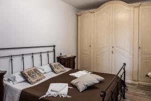 Un posto al sole - Caltanissetta في كالتانيسيتا: غرفة نوم عليها سرير ووسادتين