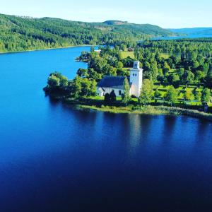 an island in the middle of a large body of water at HOSTEL and VANDRARHEM LUPIN Naturcamping Lagom in Gräsmark