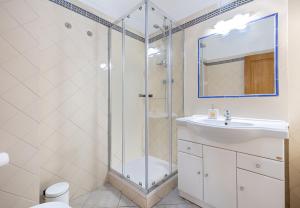 uma casa de banho com um chuveiro e um lavatório. em Sea-Front near Vilamoura - with AC, WiFi, Netflix em Quarteira