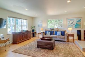 A seating area at Charming Indianola Home Walk to Town!