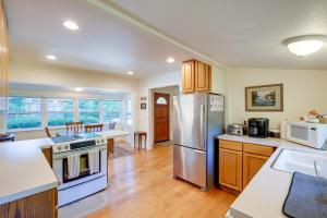 A kitchen or kitchenette at Charming Indianola Home Walk to Town!