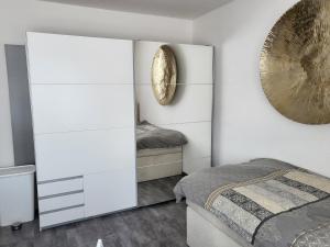 a bedroom with a bed and a mirror at Lounge 3 mit 2 Schlafzimmern in Koblenz