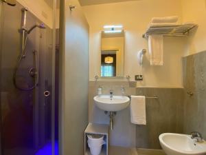 een badkamer met een wastafel en een douche bij Casa Dolce Casa Ruvo in Ruvo di Puglia