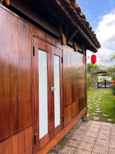 a wooden door on the side of a building at Tùng Dương Homestay in Cao Bằng