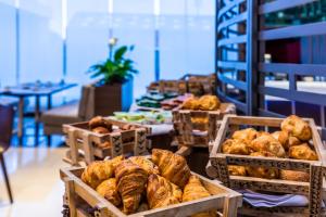 ボゴタにあるHilton DoubleTree Bogotá Salitre ARのパン菓子のトレイが数個入ったベーカリー