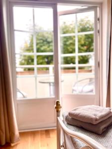 una puerta con toallas en una silla frente a una ventana en Hotell & Restaurant Solliden, en Stenungsund