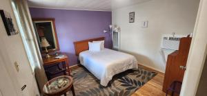 una piccola camera con letto e finestra di Rose's Motel a Willcox