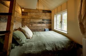 1 dormitorio con cama y ventana en The Matchbox, en Brackley