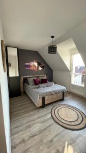 una camera da letto con un letto e una grande finestra di Chambre Rêve - SDB WC Privatif - Entrée autonome - Grande TV NETFLIX a Compiègne Altre 29 foto