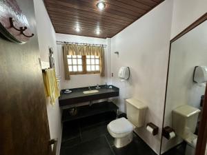 La salle de bains est pourvue de toilettes et d'un lavabo. dans l'établissement Casa com Piscina e Churrasqueira na Riviera em Bertioga, à Riviera de São Lourenço