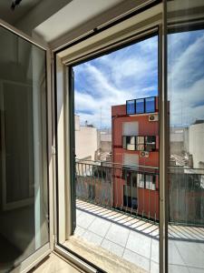 une vue depuis une fenêtre d'un bâtiment dans l'établissement Refrésh House, à Brindisi