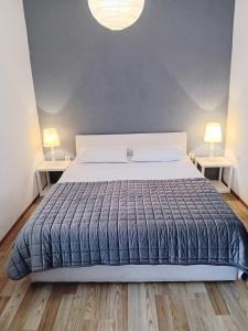 1 dormitorio con 1 cama grande y 2 mesitas de noche en Apartment Andela, en Kaštela