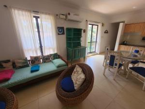 uma sala de estar com um sofá e uma mesa em Riviera Hermitage Goa em Arpora