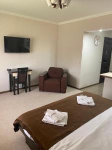 une chambre d'hôtel avec un lit, une chaise et une table dans l'établissement Adele, à Mijgiria