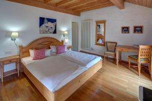 1 dormitorio con 1 cama grande y escritorio en Hotel Leander, en Bitburg