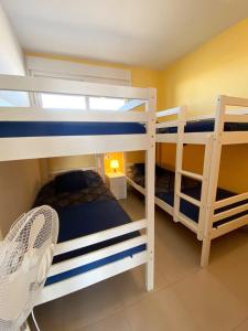 Zimmer mit Etagenbett und 2 Etagenbetten. in der Unterkunft casa paradisiaca in Murcia