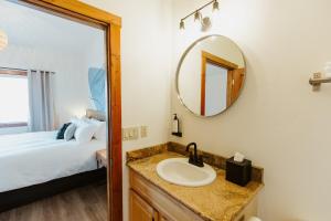 un bagno con lavandino, specchio e letto di Mt Stimson Suite Near Logan Health a Kalispell Altre 10 foto