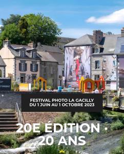 un poster per una mostra fotografica di una casa di Appartement centre - La Gacilly a La Gacilly