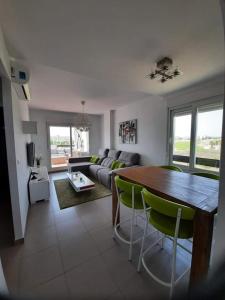 ein Wohnzimmer mit einem Tisch und einem Sofa in der Unterkunft casa paradisiaca in Murcia