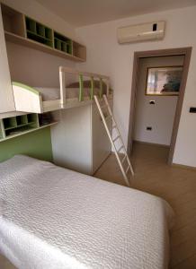 1 Schlafzimmer mit 2 Etagenbetten und einer Leiter in der Unterkunft Refrésh House in Brindisi