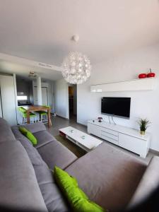 ein Wohnzimmer mit einem Sofa und einem Flachbild-TV in der Unterkunft casa paradisiaca in Murcia