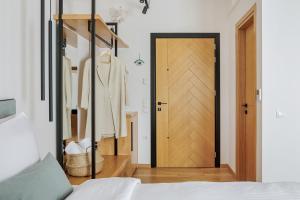 Postel nebo postele na pokoji v ubytování Petrou Suites