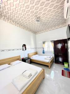 Giường trong phòng chung tại Thành Trinh hotel đảo Phú Quý
