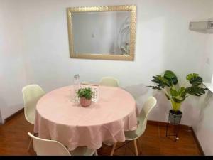 サンティアゴにあるOportunidadのピンクのテーブル(白い椅子付)、鏡