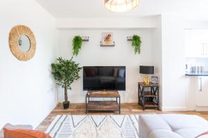 a living room with a couch and a tv at Southend Serenity 2-Bedroom Flat - Southend Stays in Southend-on-Sea