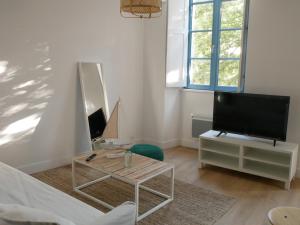 En tv och/eller ett underhållningssystem på Joli appartement au cœur des remparts de Guérande