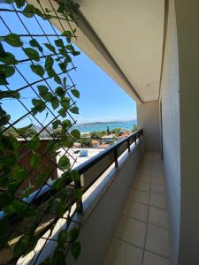 un balcón con vista al mar en Apartamento em Florianópolis, en Florianópolis