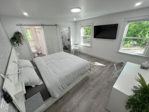 1 dormitorio con 1 cama y TV de pantalla plana en Gardner Lake 2 Queen/1King/2 Bath/Laundry- Private en Salem