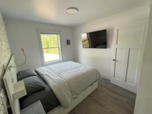 1 dormitorio con cama, ventana y TV en Gardner Lake 2 Queen/1King/2 Bath/Laundry- Private en Salem