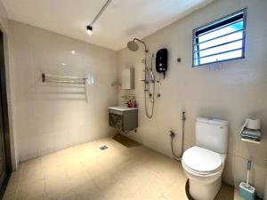 Ένα μπάνιο στο BNB Cozy Homestay @ Bdr Country Homes (Corner Hse) +28 φωτογραφίες