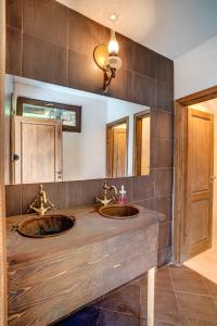 twee wastafels in een badkamer met twee spiegels bij The Pine Levochevo - Guesthouse and Coworking space in Lyevochevo