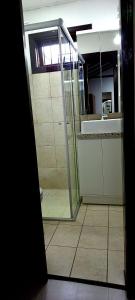 y baño con ducha y lavamanos. en LOCAR-IN GRAMADO - Loft a 50 m da Rua Coberta, en Gramado