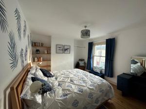 Schlafzimmer mit einem Bett und einem Fenster in der Unterkunft Beautiful Victorian house in central Cambridge in Cambridge