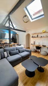 sala de estar con sofá y mesa en La Rive - Charmant logement bord de Marne en Champigny-sur-Marne