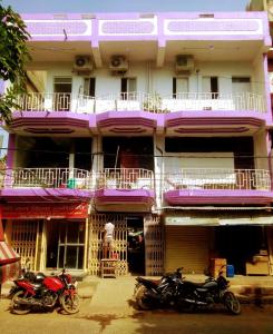 dwa motocykle zaparkowane przed budynkiem w obiekcie Hotel Shree Ram SIA Residency w mieście Gaja