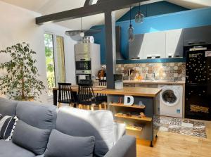 sala de estar con sofá y cocina en La Rive - Charmant logement bord de Marne en Champigny-sur-Marne