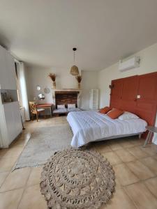 1 dormitorio con 1 cama grande y 1 mesa en L'OREE DES LACS, Maison de village tout confort en Radonvilliers