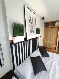 um quarto com uma cama com plantas na parede em Puertollano Central Park - by Pro Apartments em Puertollano